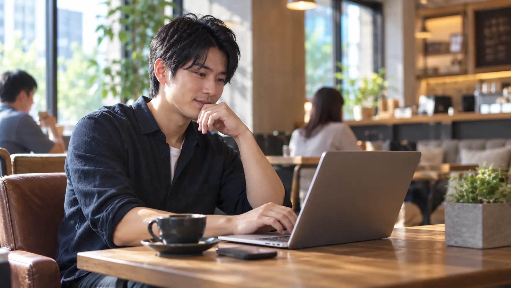 気になる相手をプロフィールから探す成人男性