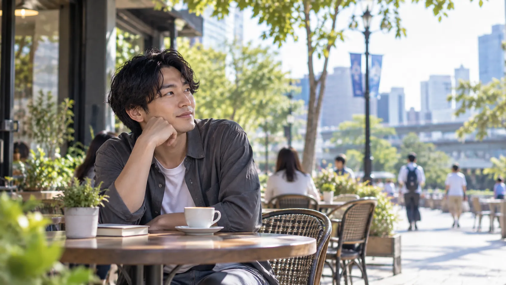 一人で休日を過ごす成人男性