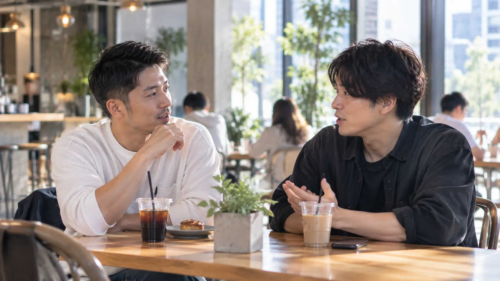 男性同士が自然に話している日常風景
